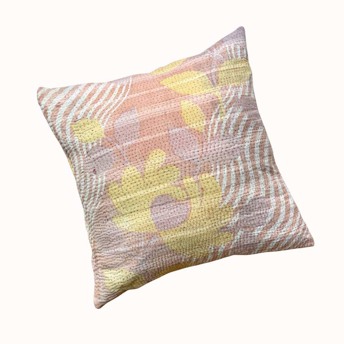 Coussin en kantha rose