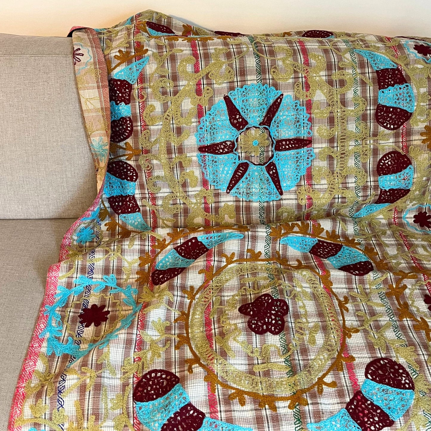 Plaid indien en kantha brodé